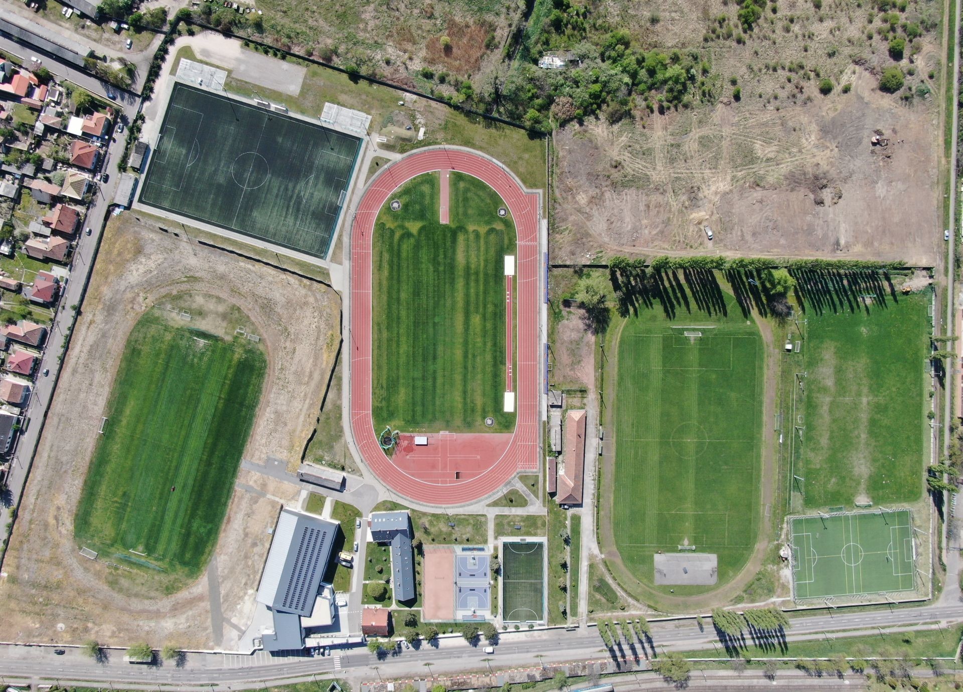 A PVSK Verseny utcai sporttelepe felülnézetből 2020 tavaszán