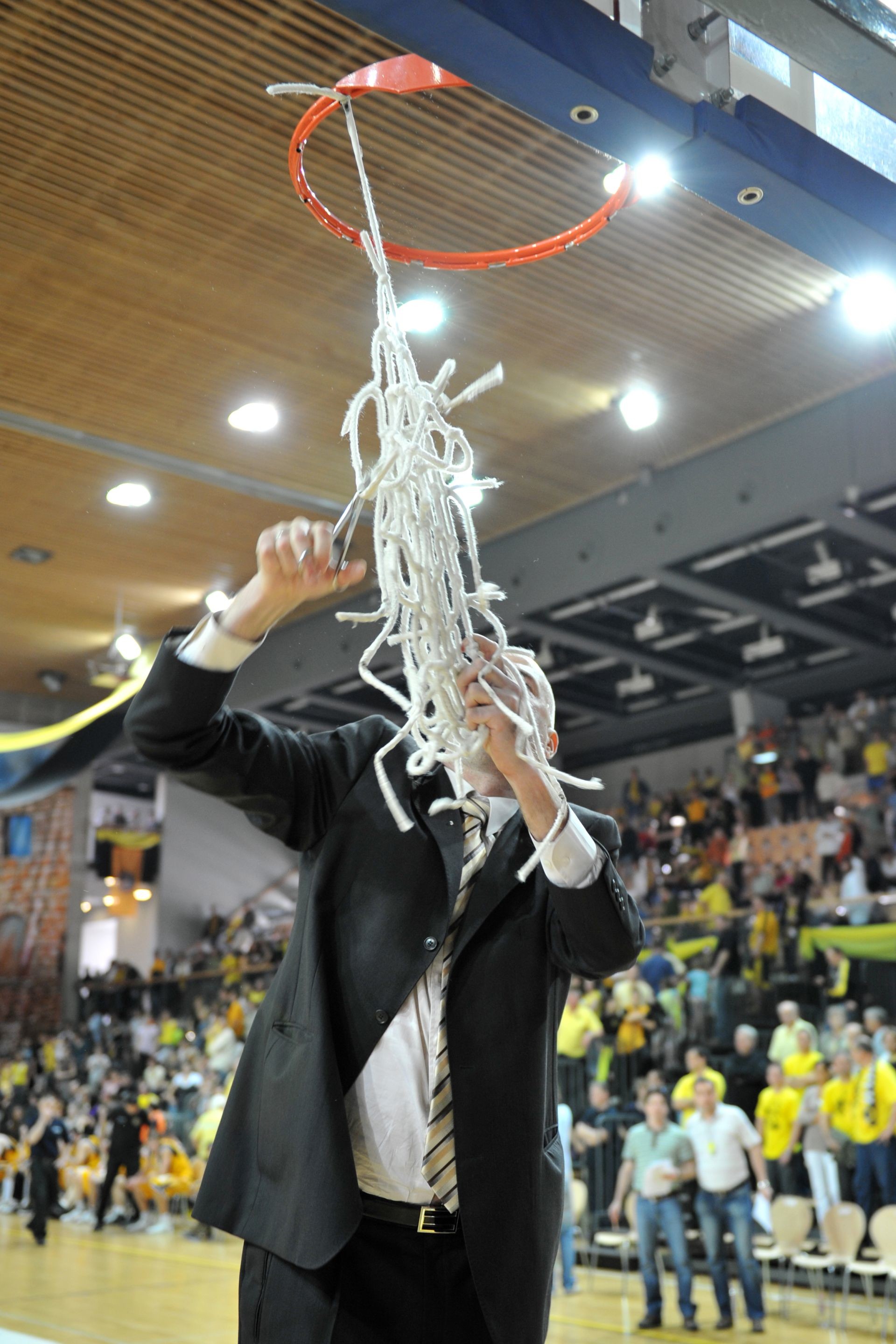 A háló levágásának pillanata (foto: Rébay Viktor)