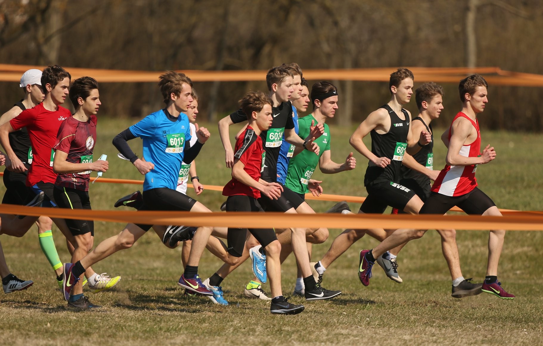 Az ifjúsági fiúk élmezőnye: kékben Fritz Bálint, előtte pirosban Fritz László.