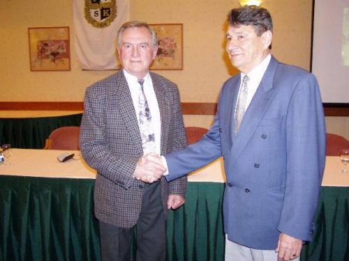 Mohácsi Schwab József átveszi az Aranygyűrű kitüntetést Matis Gézától - 2006.