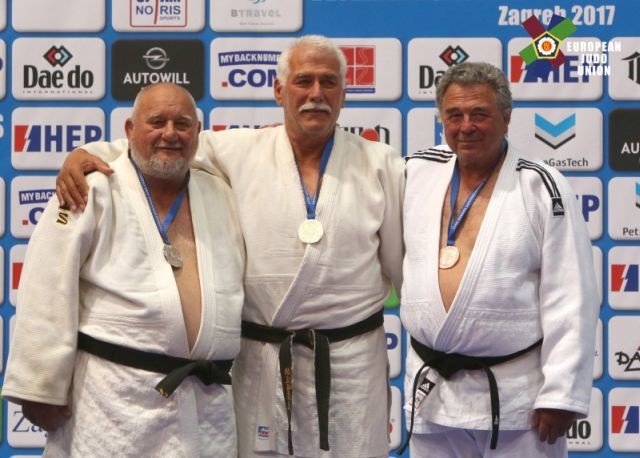 Géra Nándor (középen) 2017-ben a zágrábi veterán Eb-n, aranyéremmel a nyakában