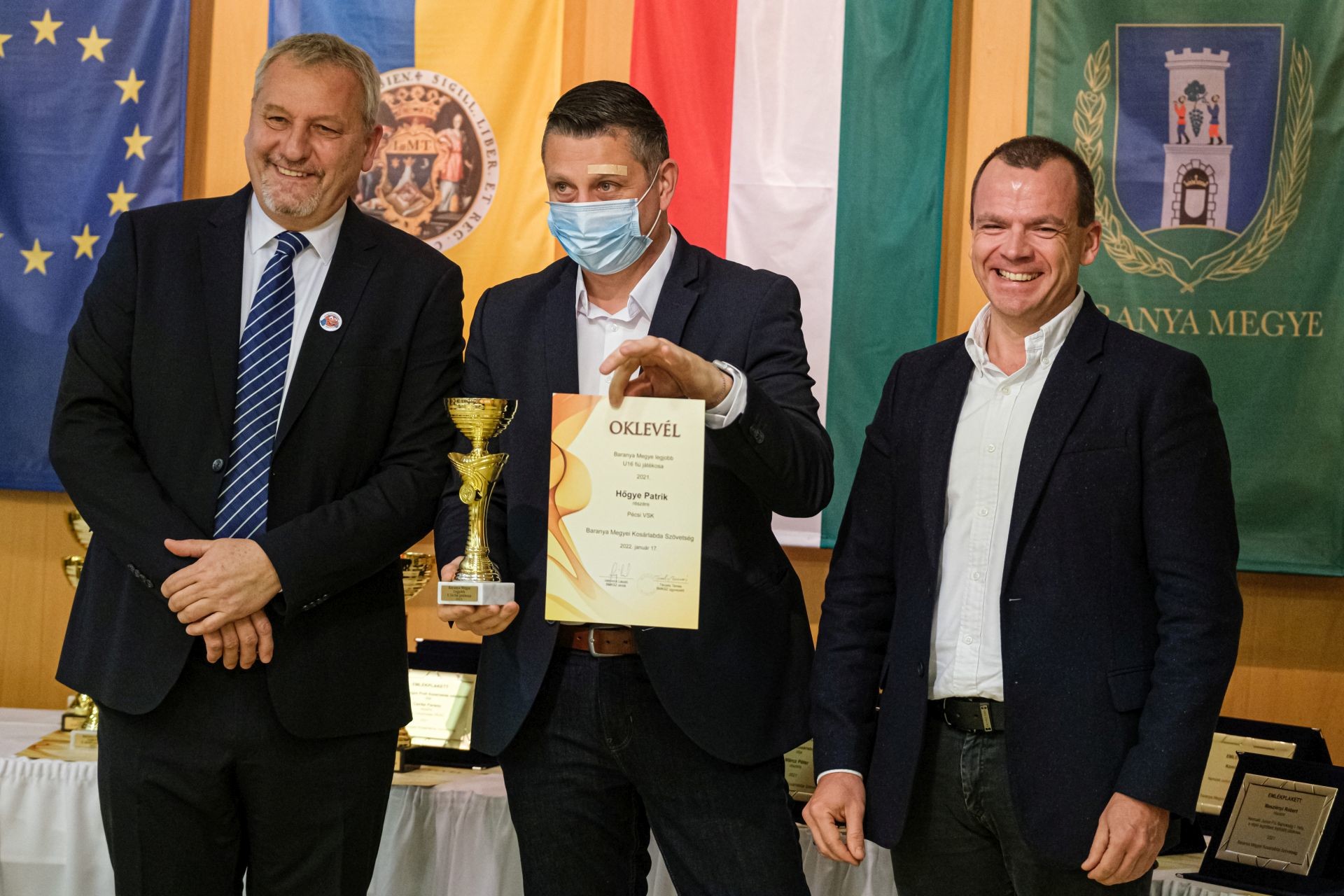 Hőgye Patrik a díjátadóval egyidőben az NBI/B-s csapatunkat erősítette Baján, a díjat a PVSK-Panthers ügyvezetője Bán Gábor vette át Patrik nevében.