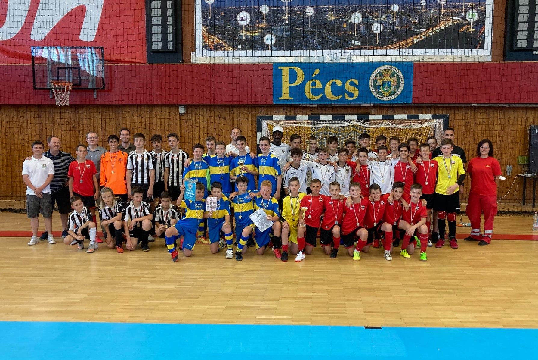 A csapatok az eredményhirdetés után - Fotó: PSN Zrt.