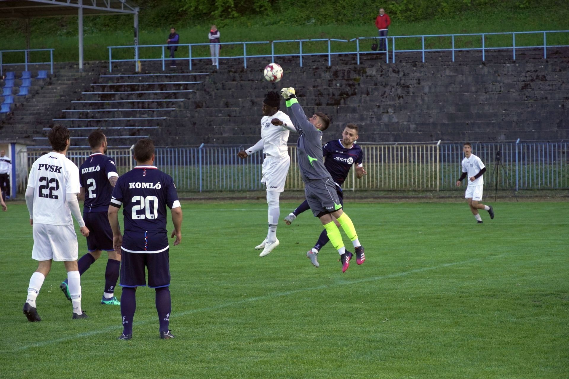 Edi mindig veszélyes a kapu előterében