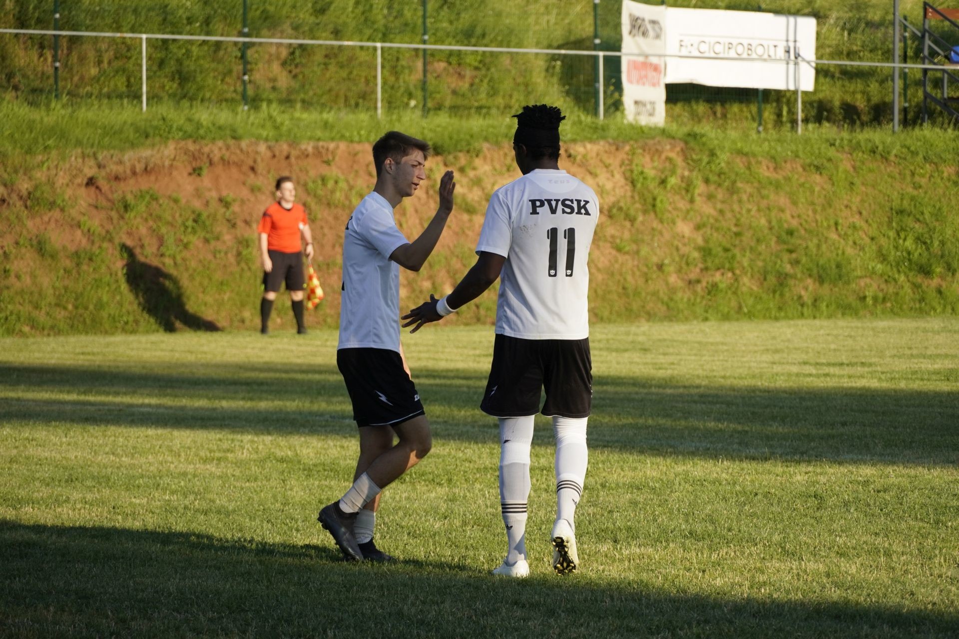 Edi a második gólhoz gratulált, aztán ő is rúgott egyet!