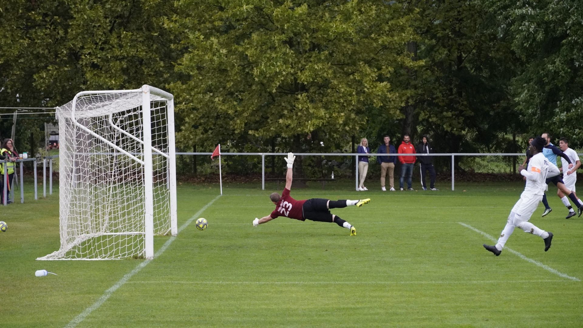 A szederkényi kapufa bal alsó sarkáról pattant ki a labda