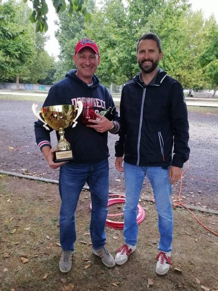 A győztes, Kovács Zoltán (bal), és Tálosi Krisztán, szakosztályvezető