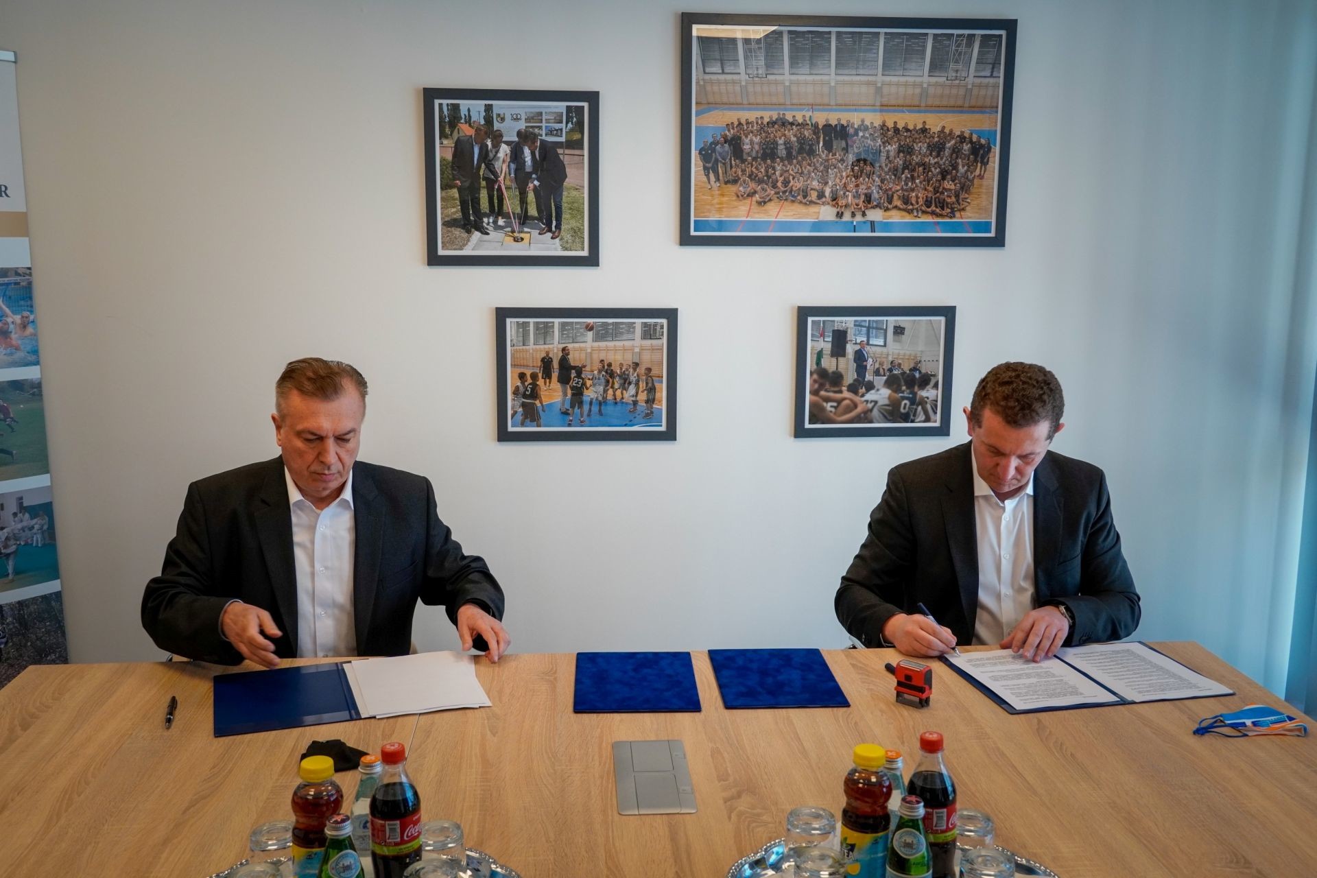 Czerpán István és dr. Jakab Ferenc aláírják a kivitelezési szerződést.