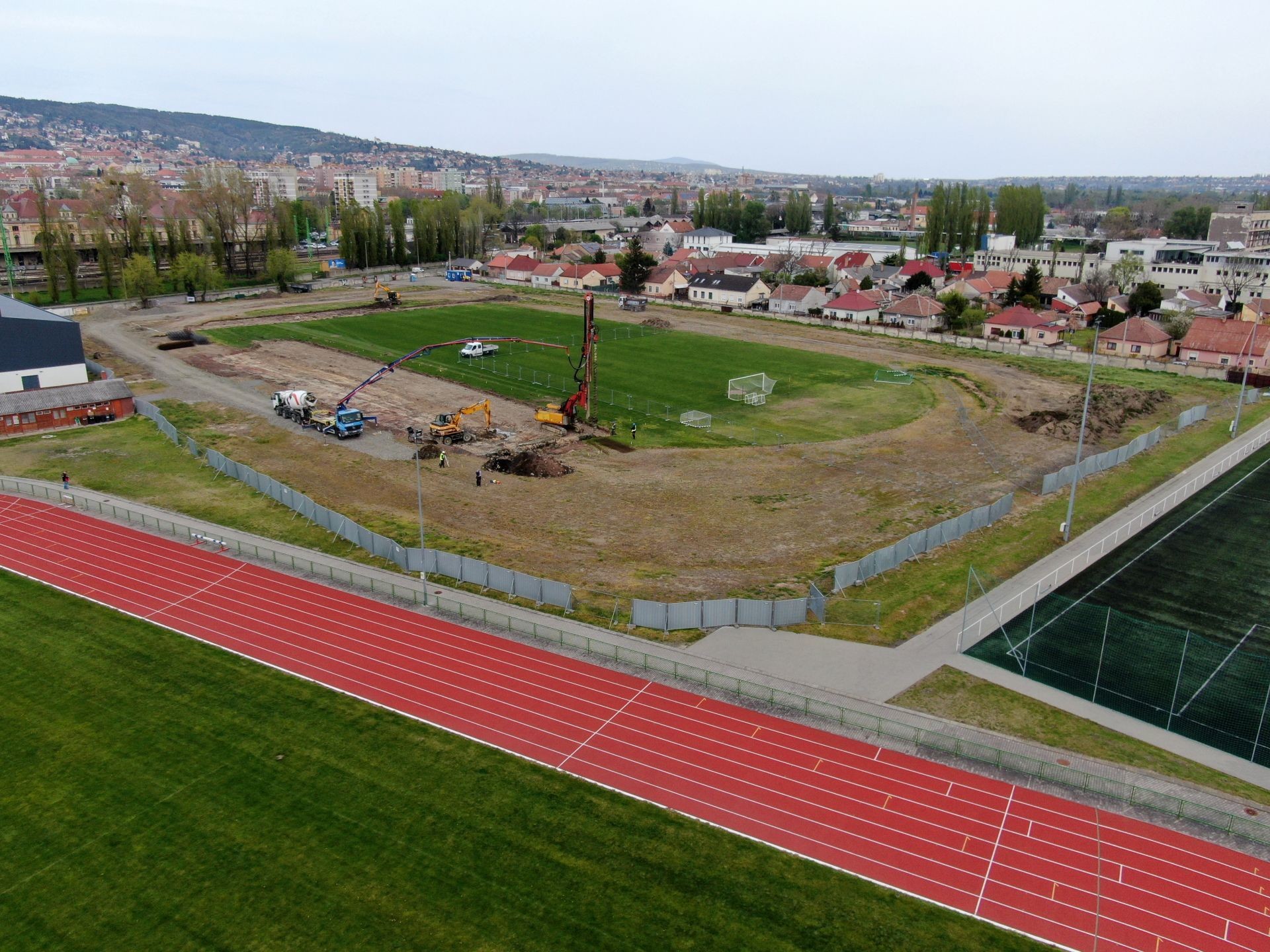 Kezdődik a lelátóépület alapozása