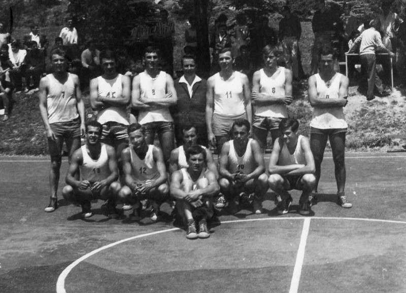 Keszthelyi Tibor (15), középen Mánfai Zoltán edző, Füzesi József (11), Russai Imre (8), Verbőczi Endre (9), Madocsay Miklós (12), Bekő Zsolt (10), Hídvégi József (0), Kákonyi Tamás (elől)