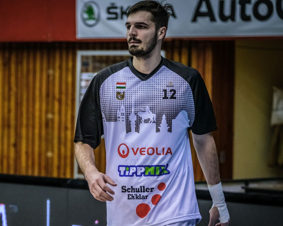 A mezeken már látható a Schuller Eh’klar Kft. logója